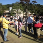 今回の1等賞は校長先生たちのタイムに一番近いチームが表彰されました。おめでとう！
